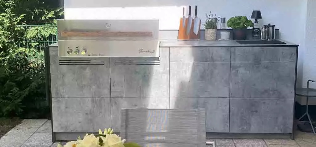 Cocina integrada con barbacoa y accesorios